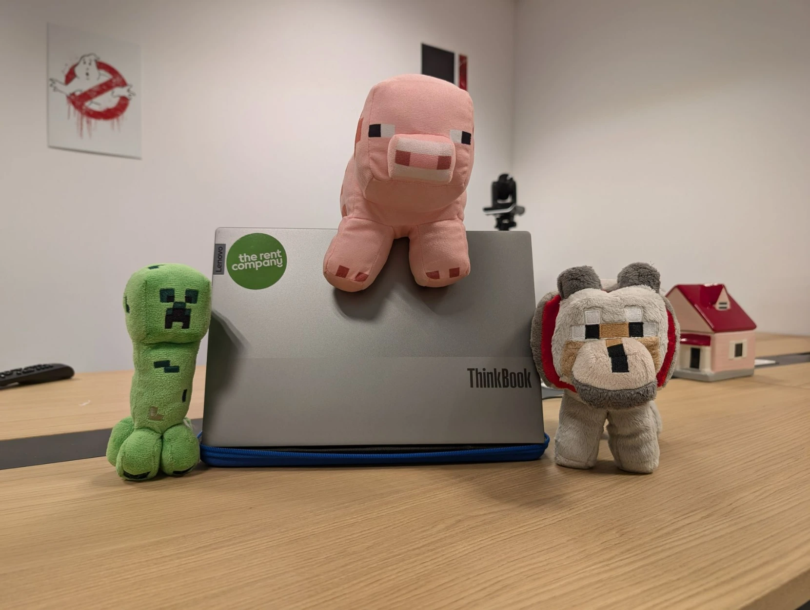 peluche creeper ,cochon et chien Minecraft sur un ordinateur peluche d'un creeper , d'un cochon et d'un chien Minecraft sur un ordinateur