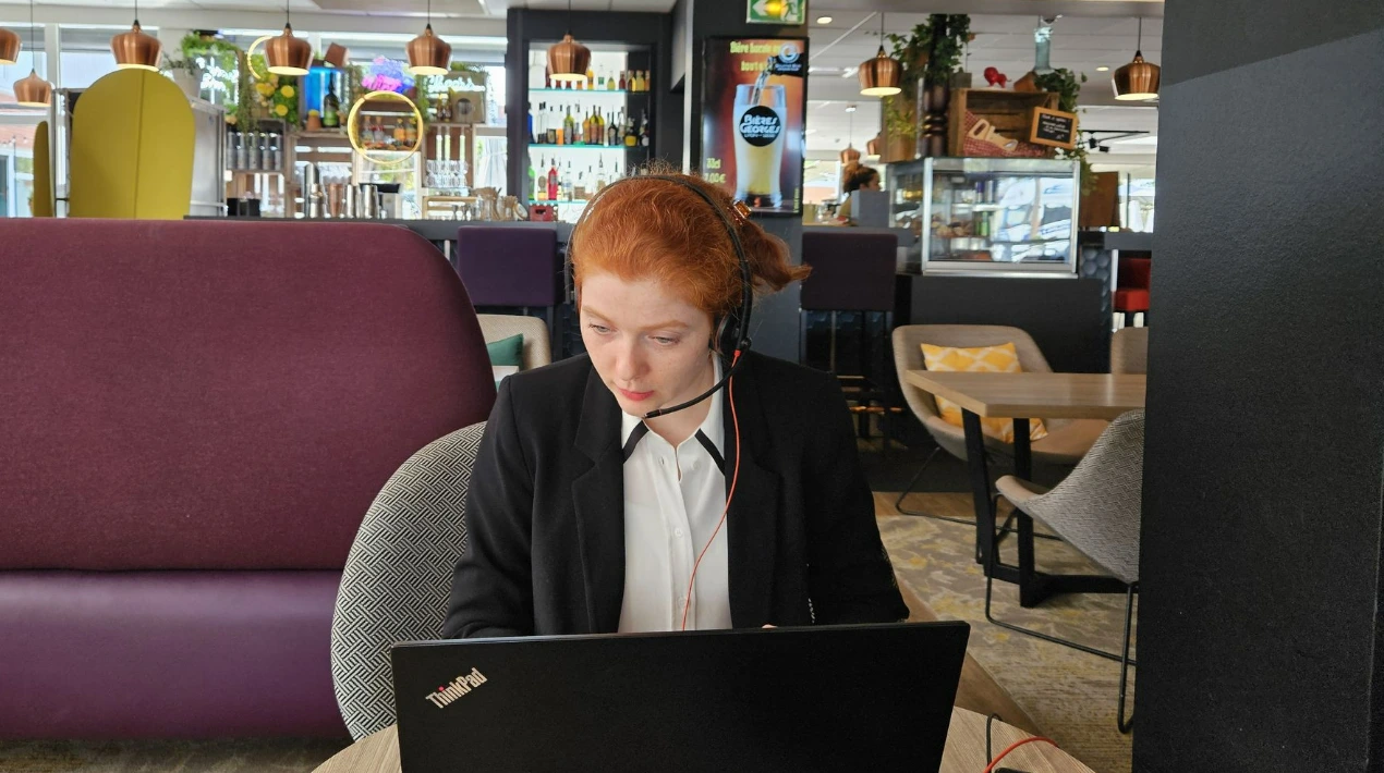 photo d'employer en call avec un clients photo d'employer en call avec un clients